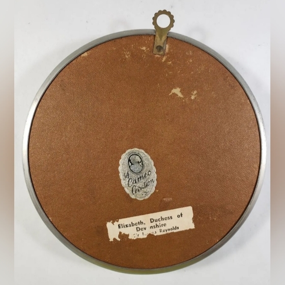 Set of 2 Vintage Cameo Creation Portraits in Convex Bubble Glass Frames with Sat - Picture 9 of 12